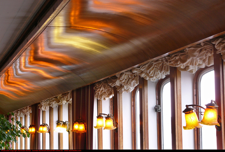 013 Poliertes Holz in der Riviera Bar.jpg